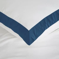Kép 2/7 - Reina25 pamut-szatén ágyneműhuzat kontrasztos szegéllyel Fehér/gránátkék 220x200 cm - 70x80 cm 2db