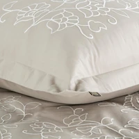 Kép 3/8 - 10a-himzett-pamut-szaten-agynemuhuzat-bezs-160-x-200-cm-70-x-80-cm-2db-hs449107 7