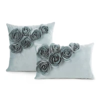 Kép 2/2 - Flores1 virág alakú bársony párna Menta 30x50 cm 1