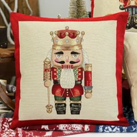 Kép 1/4 - Gobelin párnahuzat diótörős arany koronás arany lurex 45x45 cm