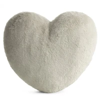 Kép 1/3 - Heart szív alakú plüss párnahuzat Világosbézs 45x45 cm