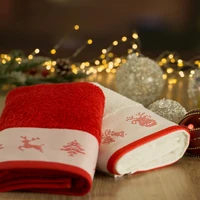 Kép 6/7 - noel-feher-karacsonyi-torolkozo-jacquard-szegellyel-feher-70-x-140-cm-hangulatkep-1