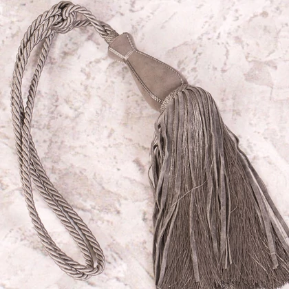 alisa-egy-bojtos-fuggonyelkoto-acelszurke-80-cm