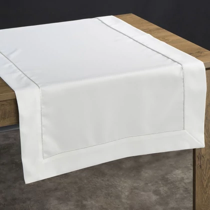 karin-asztalterito-ezust-85-x-85-cm-asztalon
