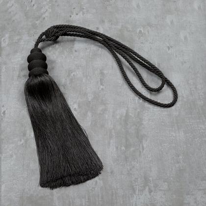 daga-egy-bojtos-fuggonyelkoto-fekete-hs386852