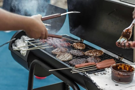 Faszenes grillezés előkészítése és a grill begyújtása egyszerűen