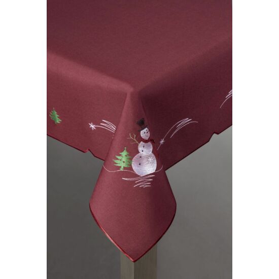 gaja-karacsonyi-asztalterito-piros-110-x-160-cm-asztalon